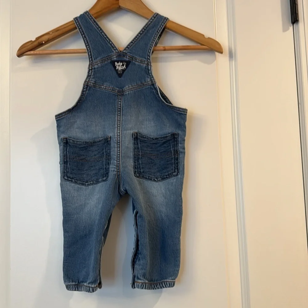 baby Oshkosh b'gosh overalls - boys or girls size 9 months pocket details